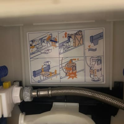 התקנה של חלקי אינסטלציה עם הוראות בתמונה