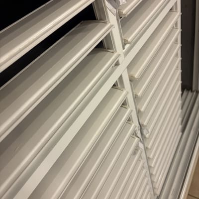 תריסים נקיים ולבנים לאחר ניקוי יסודי