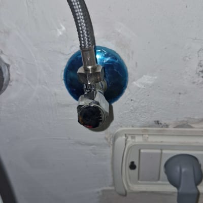 צינור מים מחובר לקיר עם שסתום