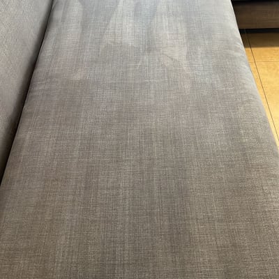 ספה אפורה עם כתמים קלים על הריפוד