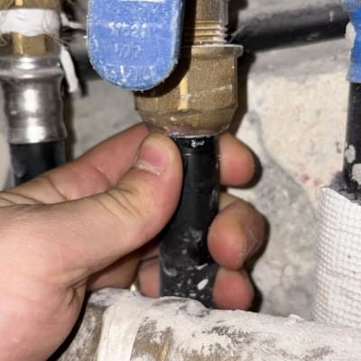 בדיקה ידנית של חיבורי צנרת מים ושסתום לאיתור נזילה