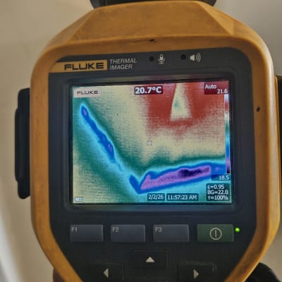 מד חום תרמי מציג תמונה צבעונית של טמפרטורות