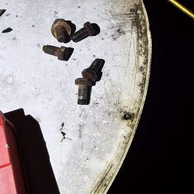 ברגים חלודים וחוט חשמל עם מחבר כחול