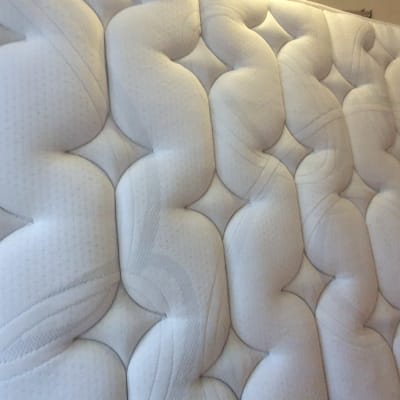 מזרן עם דוגמת תפרים גלית