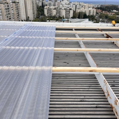 גג עם לוחות עץ ופוליקרבונט בעיר