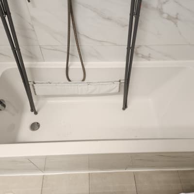 אמבטיה עם מוטות מתכת וכלי עבודה