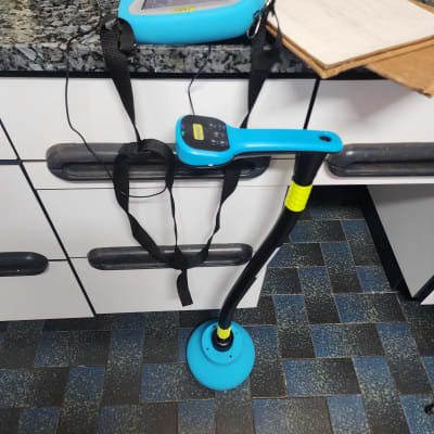 מכשיר איתור נזילות כחול עם מסך ואוזניות