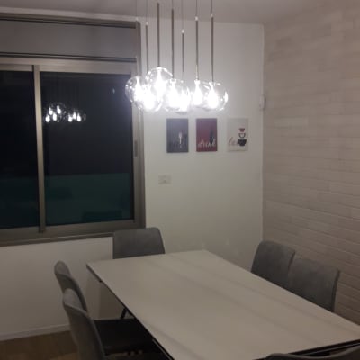 נברשת תלויה עם נורות לד מוארות