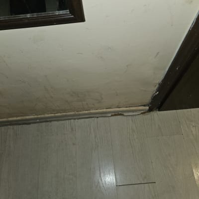 קיר ורצפה עם סימני רטיבות ונזק