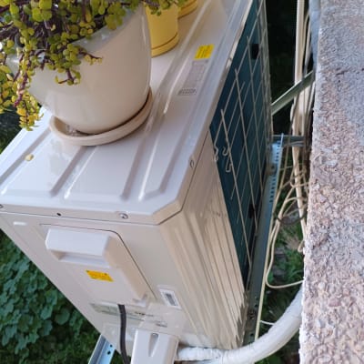 יחידת מזגן חיצונית מותקנת על קיר עם צינורות