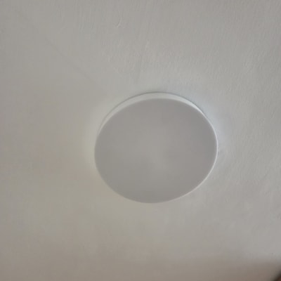 תאורה עגולה על תקרה לבנה