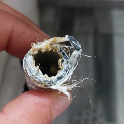 צינור מים חתוך עם קורוזיה פנימית