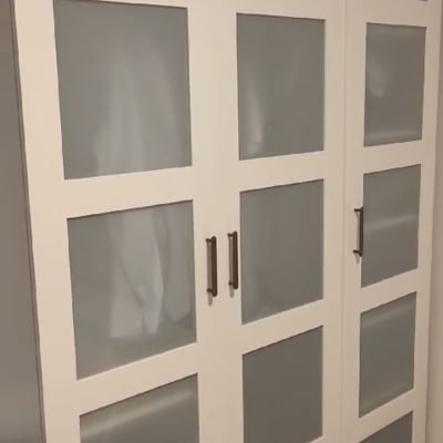 ארון בגדים לבן עם דלתות זכוכית חלבית