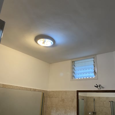 תקרת חדר אמבטיה עם תאורה וחלון קטן