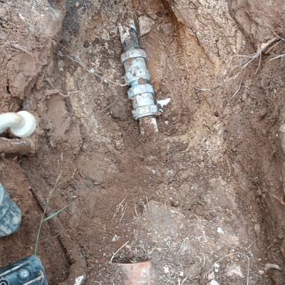 חפירה באדמה עם צינור מים ותיקון חיבור
