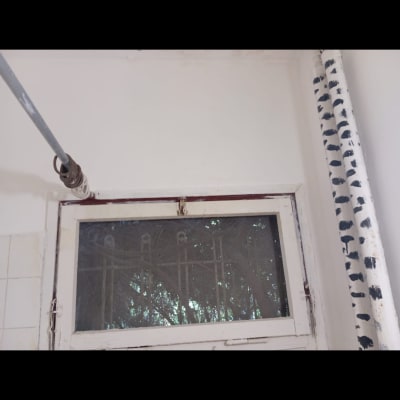 צינור ומסגרת חלון עם סימני צבע