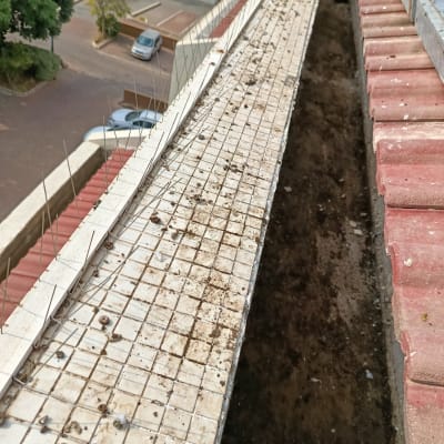 מרזב גג עם לכלוך ופסולת