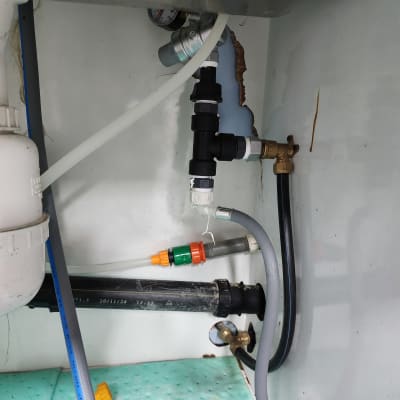 צינורות וחיבורים מתחת לכיור עם ברזים