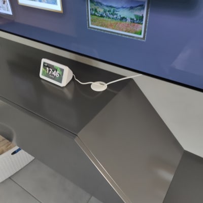 שעון חכם על מדף עם כבל טעינה