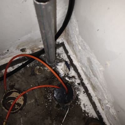 צינור וכלים לתיקון נזילות בקיר