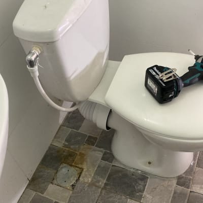 אסלה עם מקדחה על המכסה, רצפת אריחים