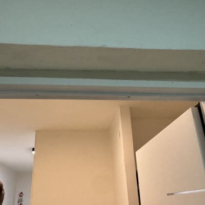 דלת פתוחה עם קיר צבוע