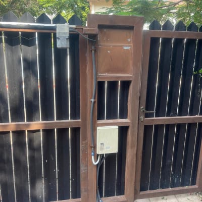 שער חשמלי עם חיווט ותיבת בקרה