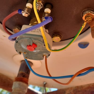 חיבורים חשמליים בתחתית דוד שמש עם חוטים צבעוניים