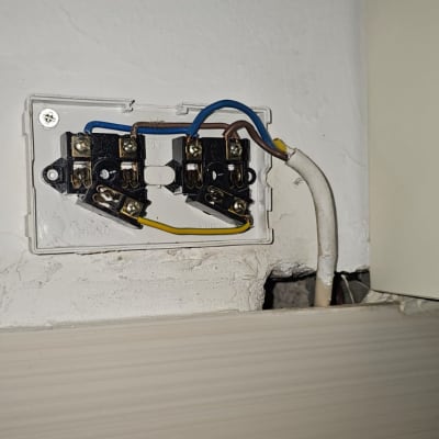 חיבורי חשמל עם חוטים צבעוניים בקיר