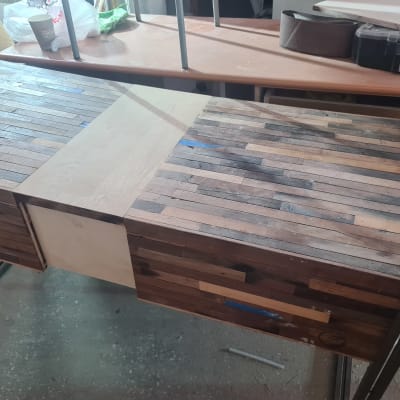שולחן עץ בעבודת נגרות עם פלטות עץ שונות