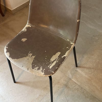 כיסא עם ריפוד מתקלף על רצפה בהירה