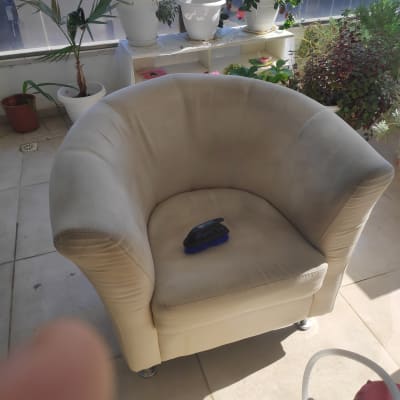 כורסה עם מברשת ניקוי על המושב