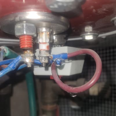 חיבורים חשמליים על דוד שמש עם חוטים צבעוניים