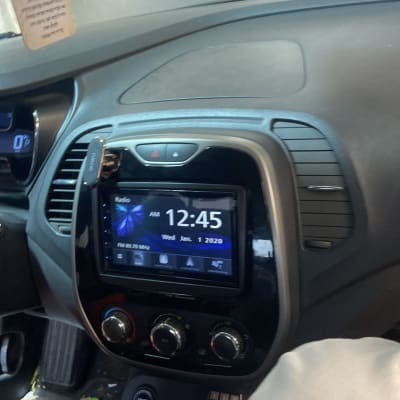 מערכת מולטימדיה ברכב עם תצוגת זמן ותאריך