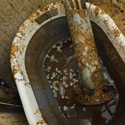 חלקי דוד שמש מלוכלכים במים עם חלודה