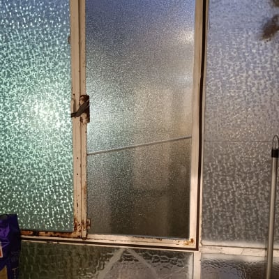 חלון זכוכית עם מסגרת מתכת חלודה