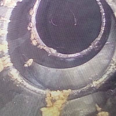 צילום פנים צינור עם סימני חלודה ונזילות