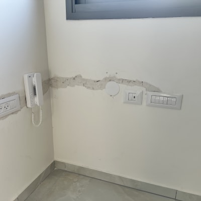 שקעי חשמל, מתגי תאורה, טלפון קווי על קיר