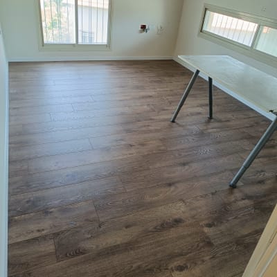 רצפת פרקט עץ כהה בחדר מואר