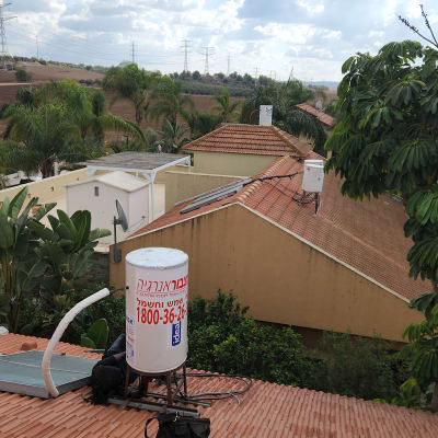 דוד שמש על גג רעפים עם צינורות וחיבורים