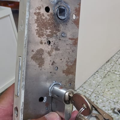 מנעולן מחליף צילינדר במנגנון מנעול של דלת