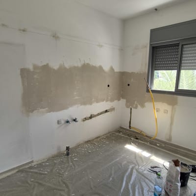 קיר עם טיח רטוב, כלים לצביעת קיר