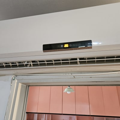 מזגן עם תצוגה דיגיטלית מראה 20 מעלות