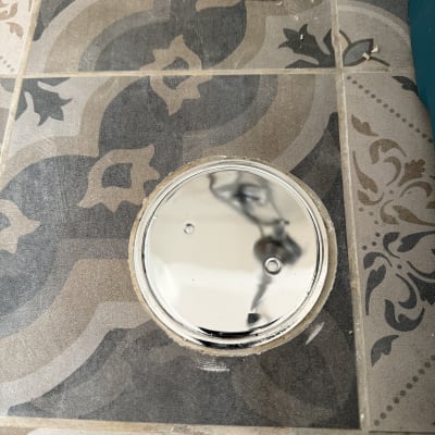 כיסוי מתכת על רצפה עם אריחים מעוצבים