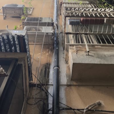 צינור חיצוני מותקן על קיר בניין