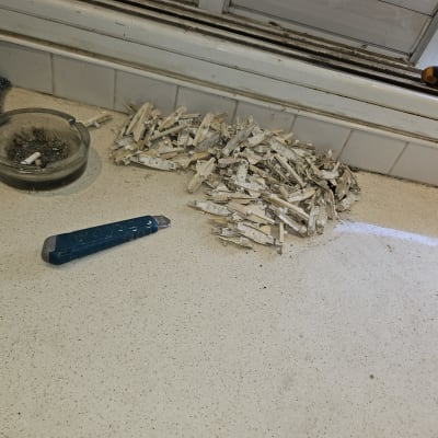 חלקי תריסים וכלי עבודה על שולחן