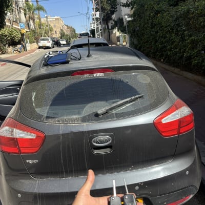 מפתחות רכב ומכשיר על גג רכב קיה