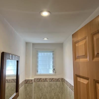 שירותים עם תאורה ותקרה צבועה