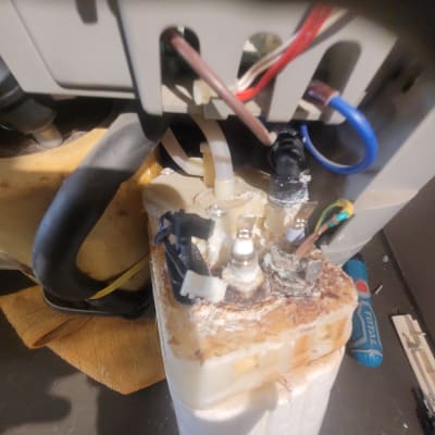 חלקי צנרת וכלים מתחת לכיור