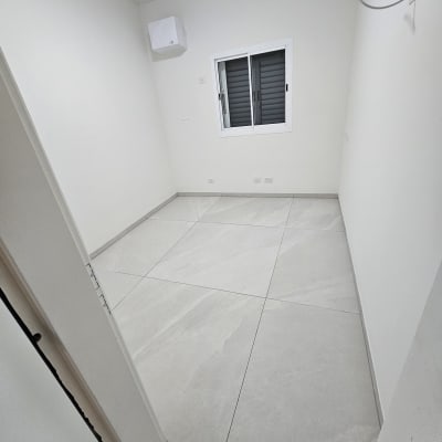 חדר ריק עם רצפה נקייה וקירות לבנים